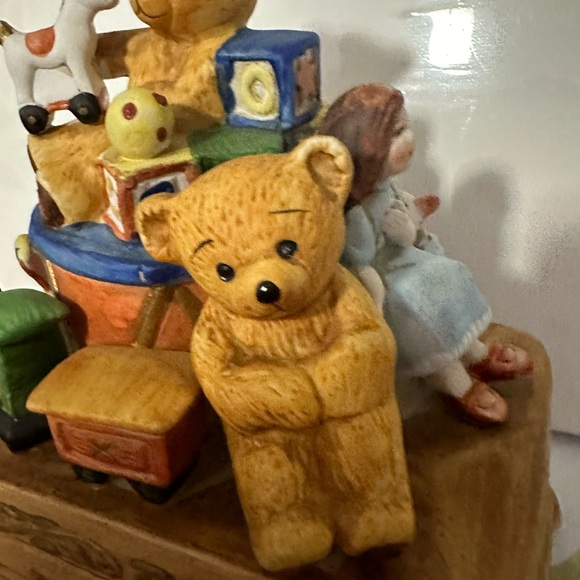 Music box Vintage Bear with toys EUC
Video down below music box works❤️ - Picture 3 of 12
